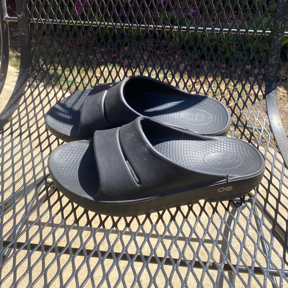 OOFOS SIZE 8 Black